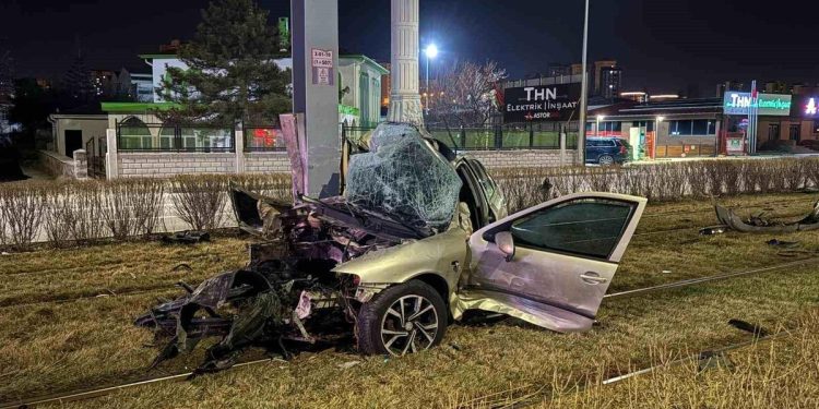 Avtomobil dirəyə çırpıldı: 1 yaralı