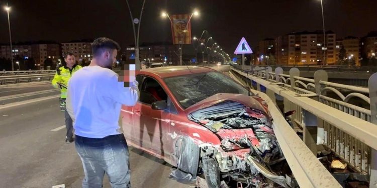 Avtomobil baryerlərə çırpıldı