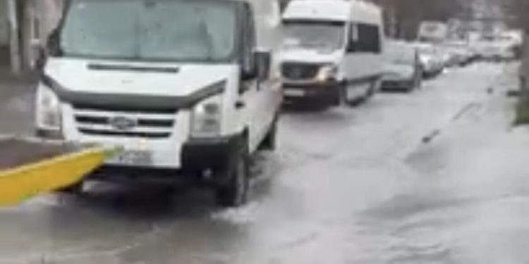 İntensiv yağış Bakıda ciddi fəsadlar yaradıb - VİDEO