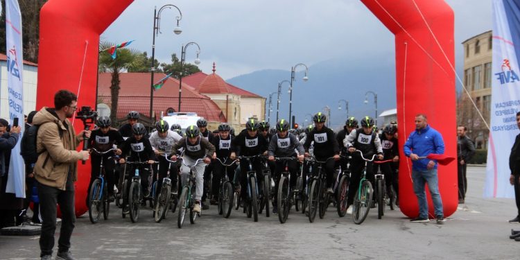 Balakəndə məktəblilər arasında velosiped yarışı keçirilib