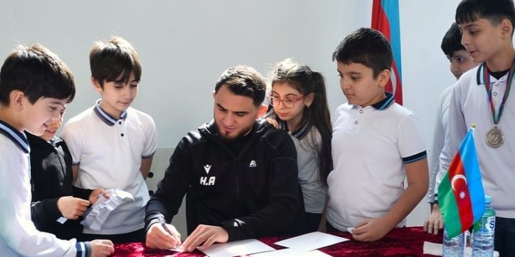 Tanınmış güləşçilərimiz şagirdlərlə görüşüb