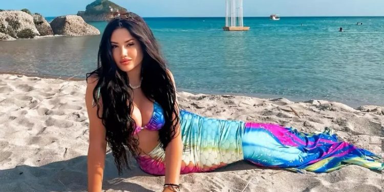 Aysel qışın ortasında çimərlik geyimində VİDEOsunu yaydı