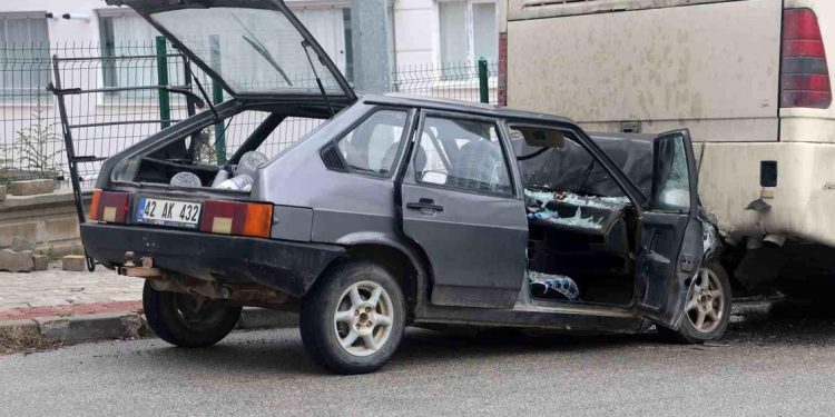 Minik avtomobili parklanmış yük maşınına çırpıldı: 1 yaralı