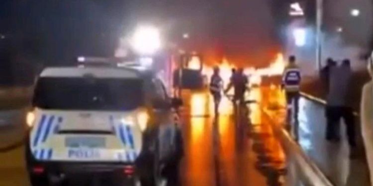 İki avtomobil toqquşdu: Hər ikisi yandı