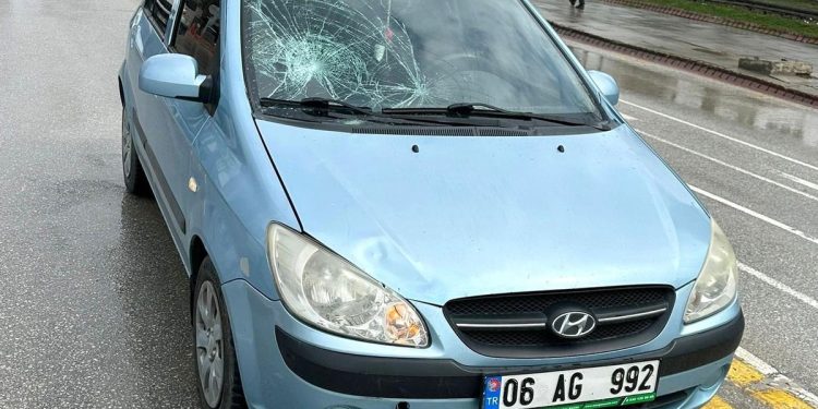 Minik avtomobili iki piyadanı vurdu