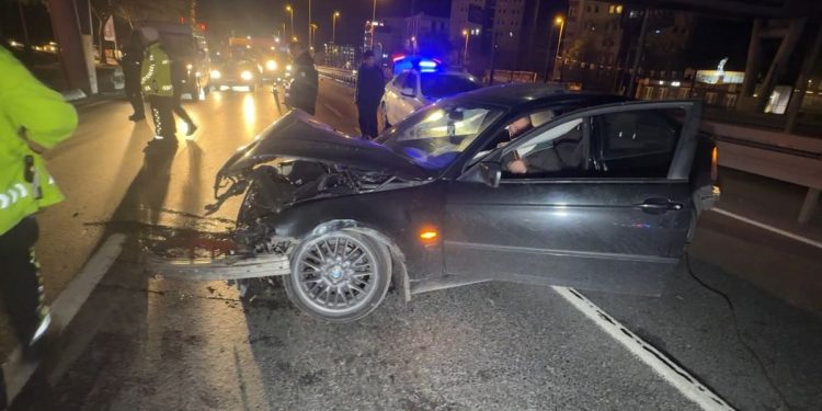 Avtomobil baryerlərə çırpıldı