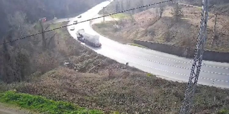 Tanker 2 avtomobilə çırpıldı: 3 yaralı