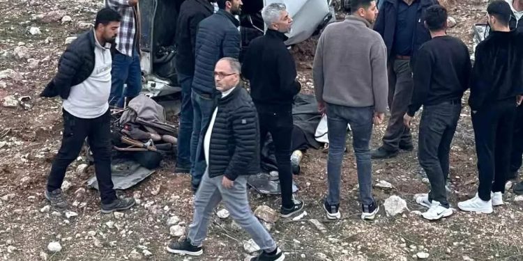 Avtomobil yol kənarına aşdı: 3 yaralı