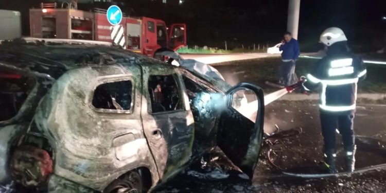 Avtomobil səkiyə çırpalaraq yandı: 1 yaralı