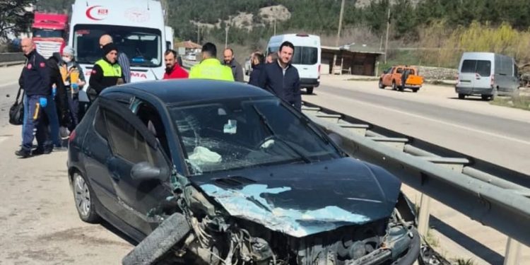 Minik avtomobili və yük maşını toqquşdu: 3 yaralı
