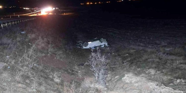 Avtomobil yol kənarına aşdı: 4 yaralı