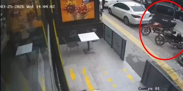 Minik avtomobili bir avtomobilə üç motosikletə çırpıldı