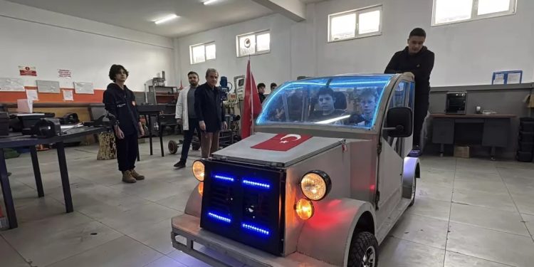 Məktəblilər tulantılardan avtomobil düzəltdilər