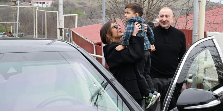 Prezidentin maşınını istədi - İlham Əliyevlə birinci xanım Mehriban Əliyevanın Xocavəndə səfərindən maraqlı anlar - VİDEO