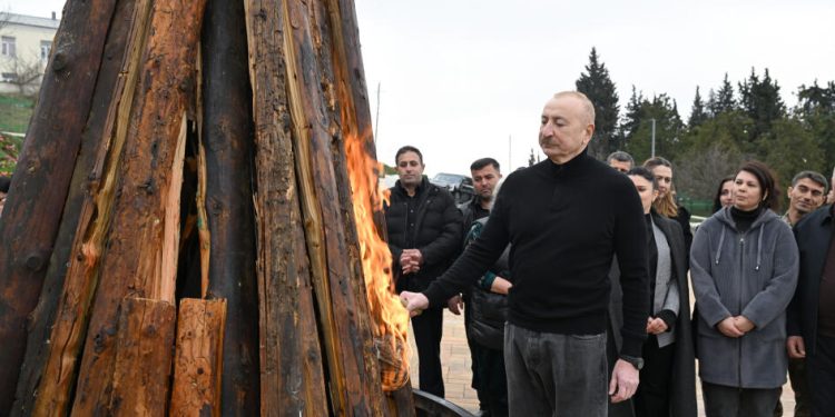 Prezident İlham Əliyev Xocavənddə tonqal yandırdı - VİDEO