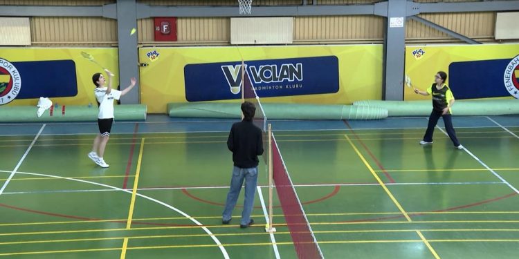 “İdman həftəsi” çərçivəsində tələbələr arasında badminton yarışı keçirilib
