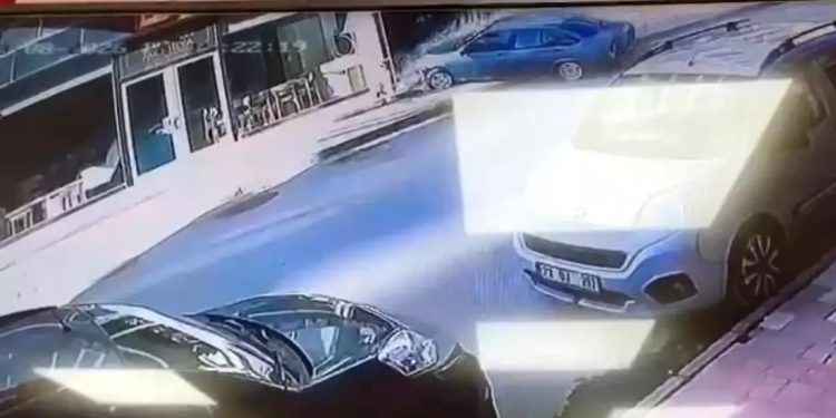 Avtomobil mağaza çırpıldı