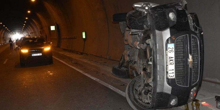 Tuneldə iki avtomobil toqquşdu: 2 yaralı