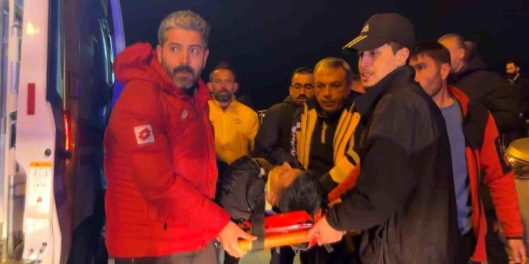 Avtomobil dirəyə çırpıldı: 1 yaralı