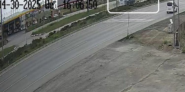 Minik avtomobili iki nəfəri vurdu