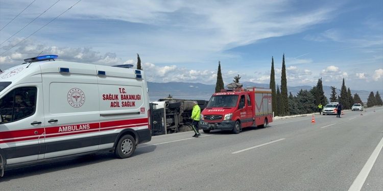 TIR aşdı: Sürücü yaralandı