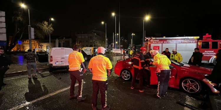 İki avtomobil toqquşdu: 2 yaralı