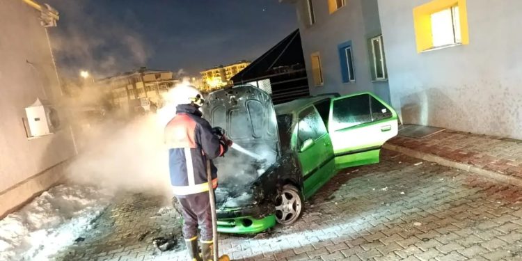 Parklanmış vəziyyətə olan avtomobil yandı