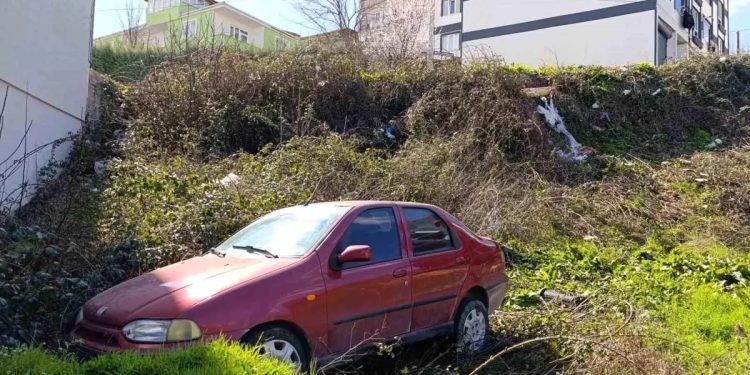 Avtomobil yol kənarına aşdı: Ata və oğul yaralandı