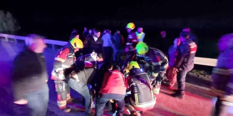 Avtomobil yol kənarına aşdı: 1 ölü, 5 yaralı