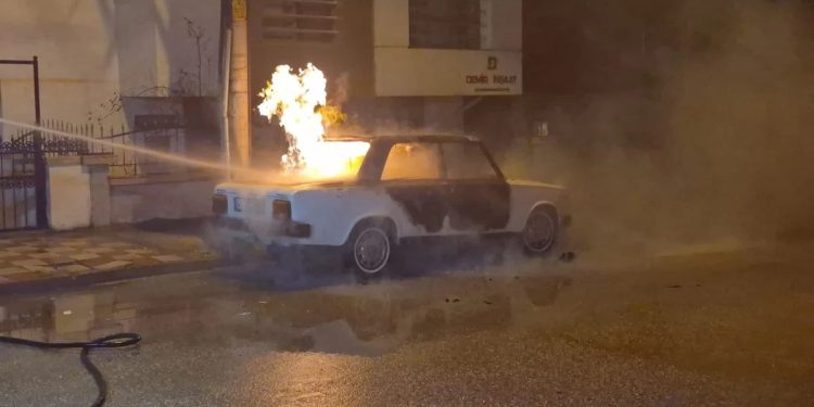 Parklanmış vəziyyətdə olan yandı