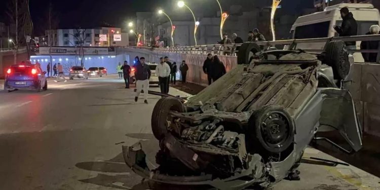 Səkiyə çırpılan avtomobil aşdı: 2 yaralı
