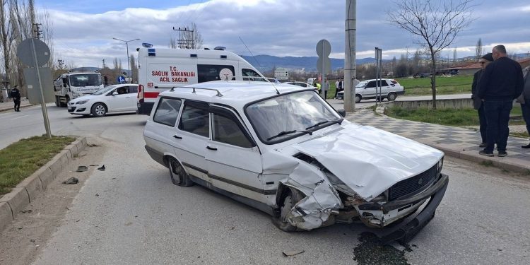 İki avtomobil toqquşdu: 2 yaralı