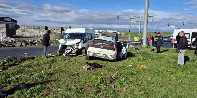 Şagirdləri daşıyan mikroavtobusla minik avtomobili toqquşdu: 13 yaralı