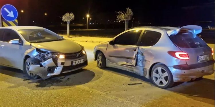 İki avtomobil toqquşdu: 2 yaralı