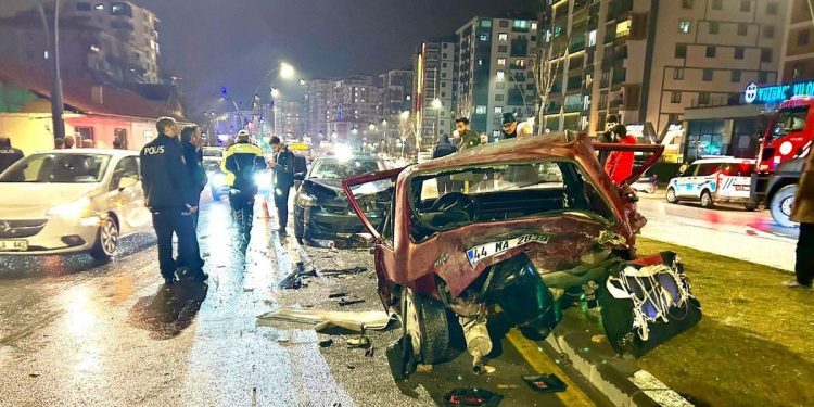 İki avtomobil toqquşdu:3 yaralı