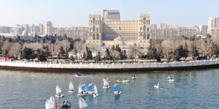 Paytaxtda Xəzərin suları avarçəkmə və yelkənli qayıqlarla bəzəndi