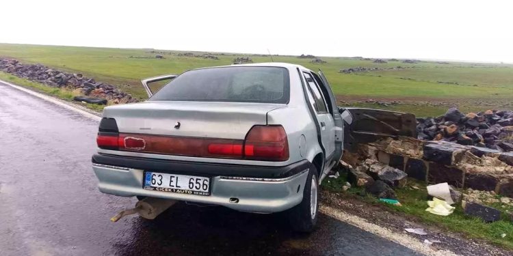 Avtomobil körpü divarına çırpıldı: 5 yaralı