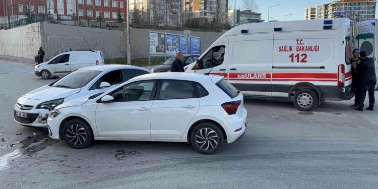 İki avtomobil toqquşdu: 2 yaralı