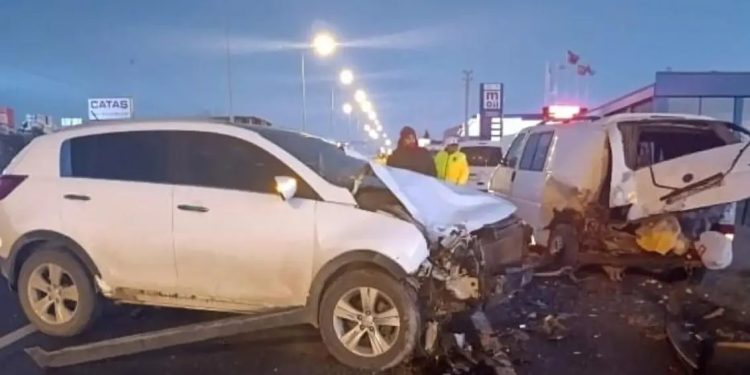 Minik avtomobili və mikroavtobus toqquşdu: 1 yaralı