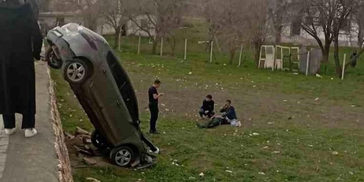 Avtomobil yol kənarına aşdı: 1 yaralı