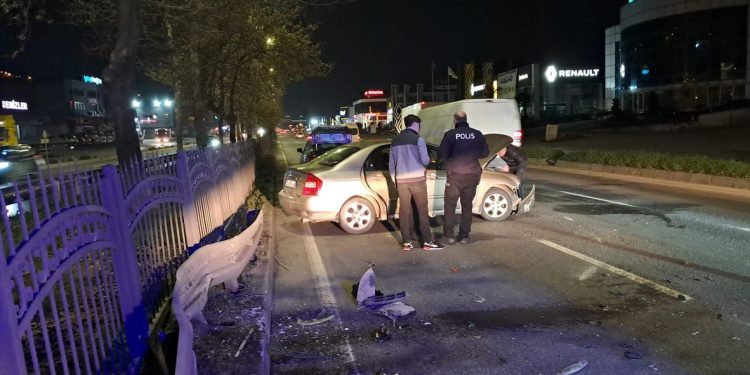 Avtomobil baryerə çırpıldı: 2 yaralı