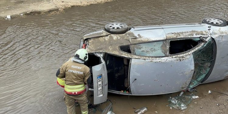 Avtomobil su kanalına aşdı: Ana və 1 yaşlı körpəsi yarlandı