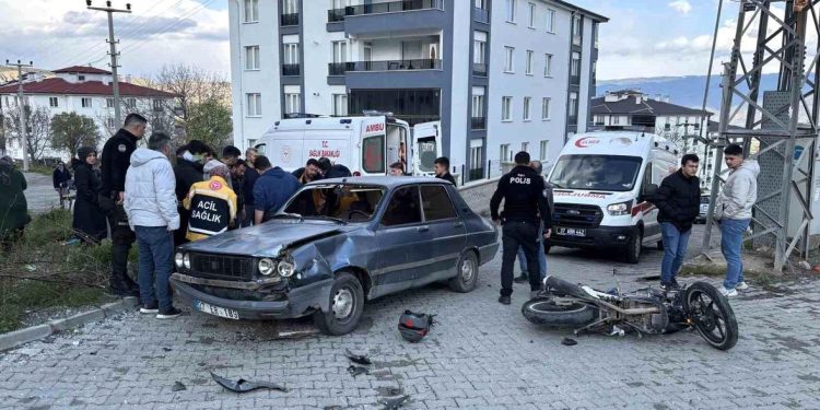 Minik avtomobili və motosiklet toqquşdu: 3 yaralı