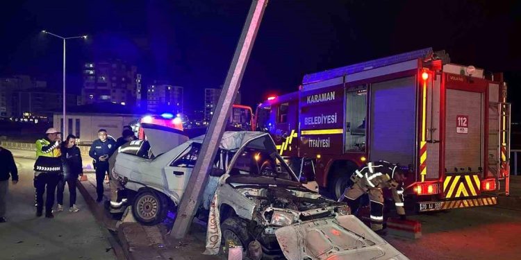 Avtomobil işiq dirəyinə çırpıldı: 2 yaralı