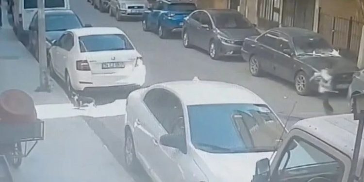 Avtomobil azyaşlını vurdu