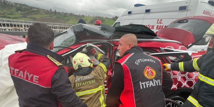 Minik avtomobili və TIR toqquşdu: 4 yaralı