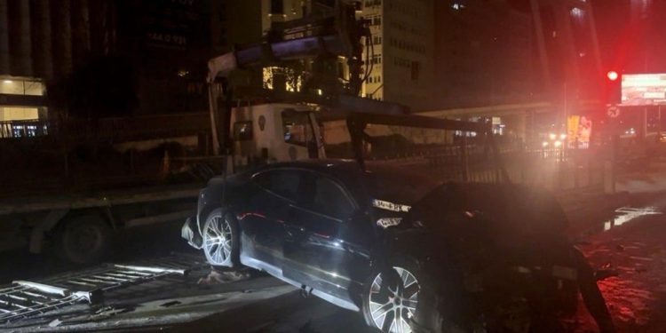 Avtomobil baryerlərə çırpıldı: 3 yaralı