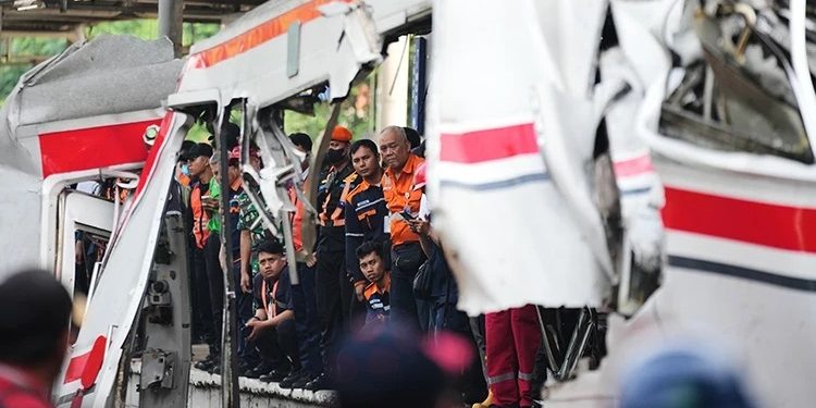 İki qatar toqquşdu: 14 ölü, 84 yaralı