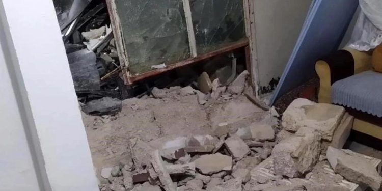 Minik avtomobili evin divarına çırpıldı: 1 yaralı