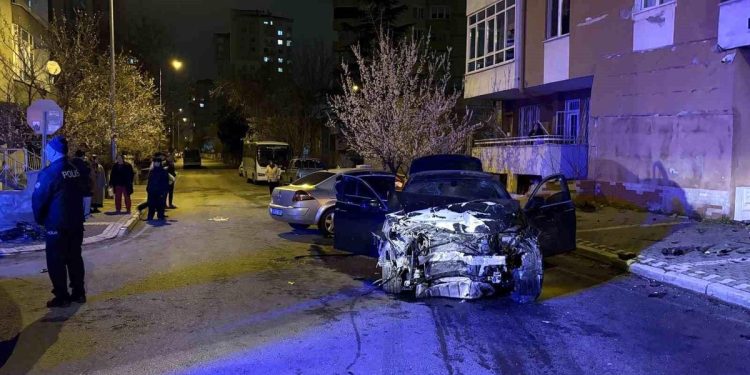 İki avtomobil toqquşdu: Avtomobillərdən biri divara çırpıldı